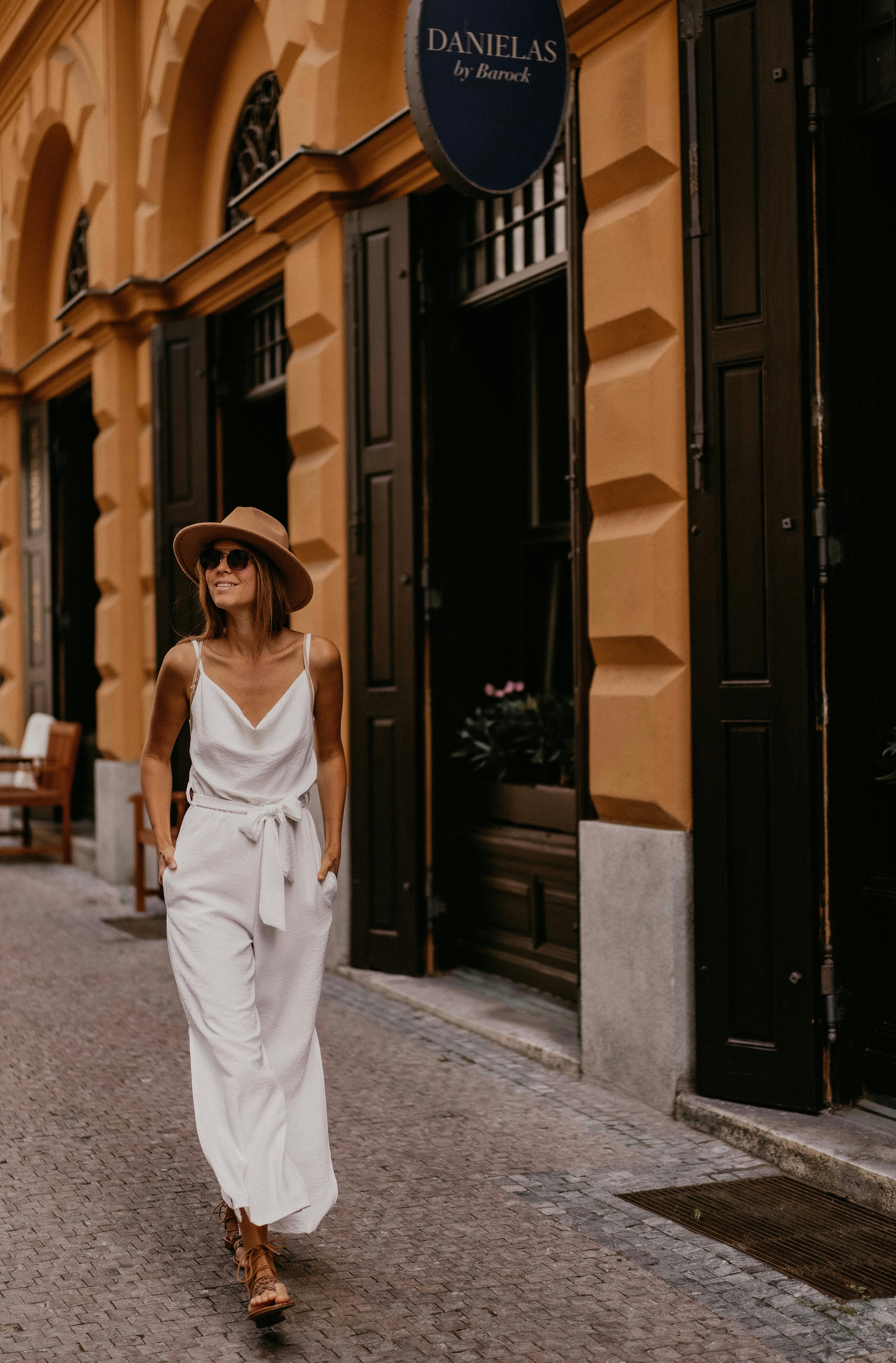 👗 Γιατί το Λευκό Φόρεμα Είναι Must-Have για Κάθε Ντουλάπα