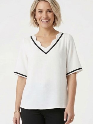 Εκρού V-Neck Κοντομάνικη Μπλούζα με Contrast Λεπτομέρειες