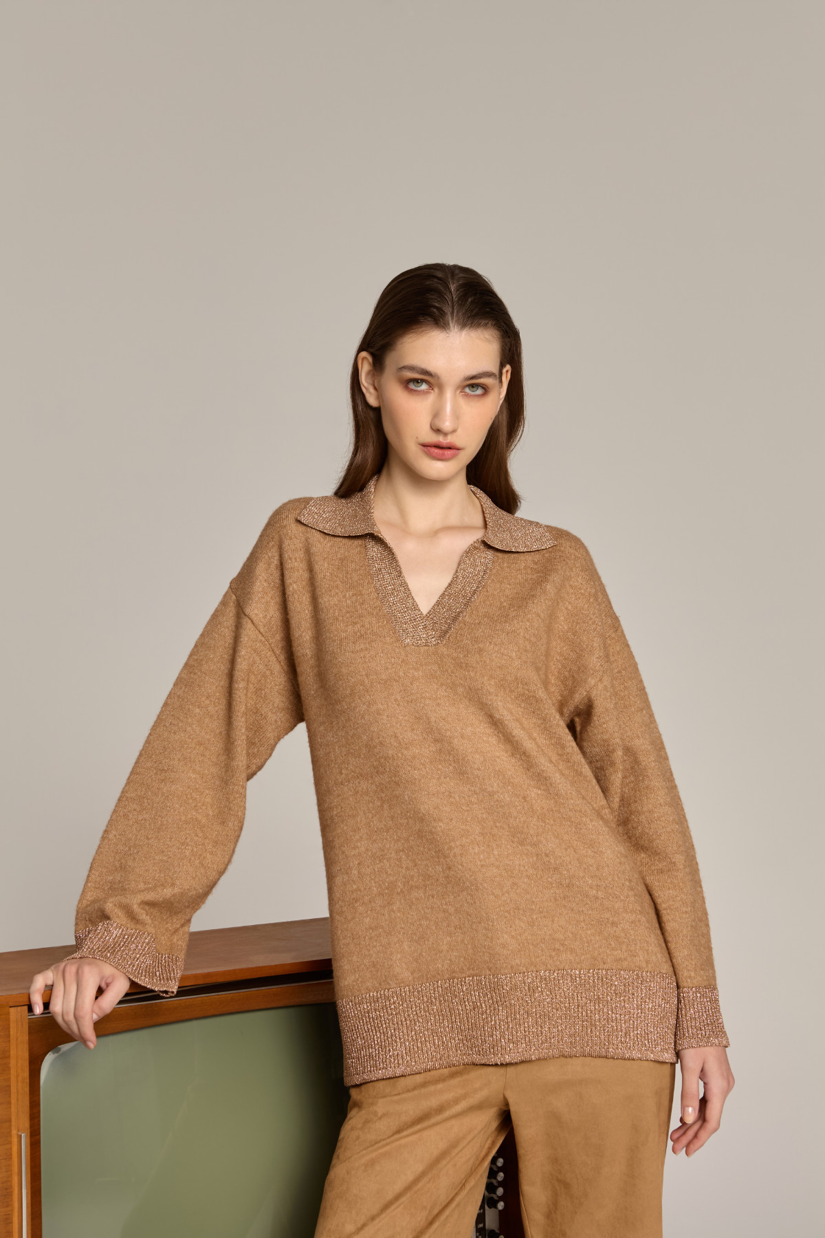 Πουλόβερ Marina V σε ζεστή camel απόχρωση με λεπτομέρειες λάμψης