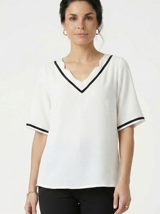 Εκρού V-Neck Κοντομάνικη Μπλούζα με Contrast Λεπτομέρειες