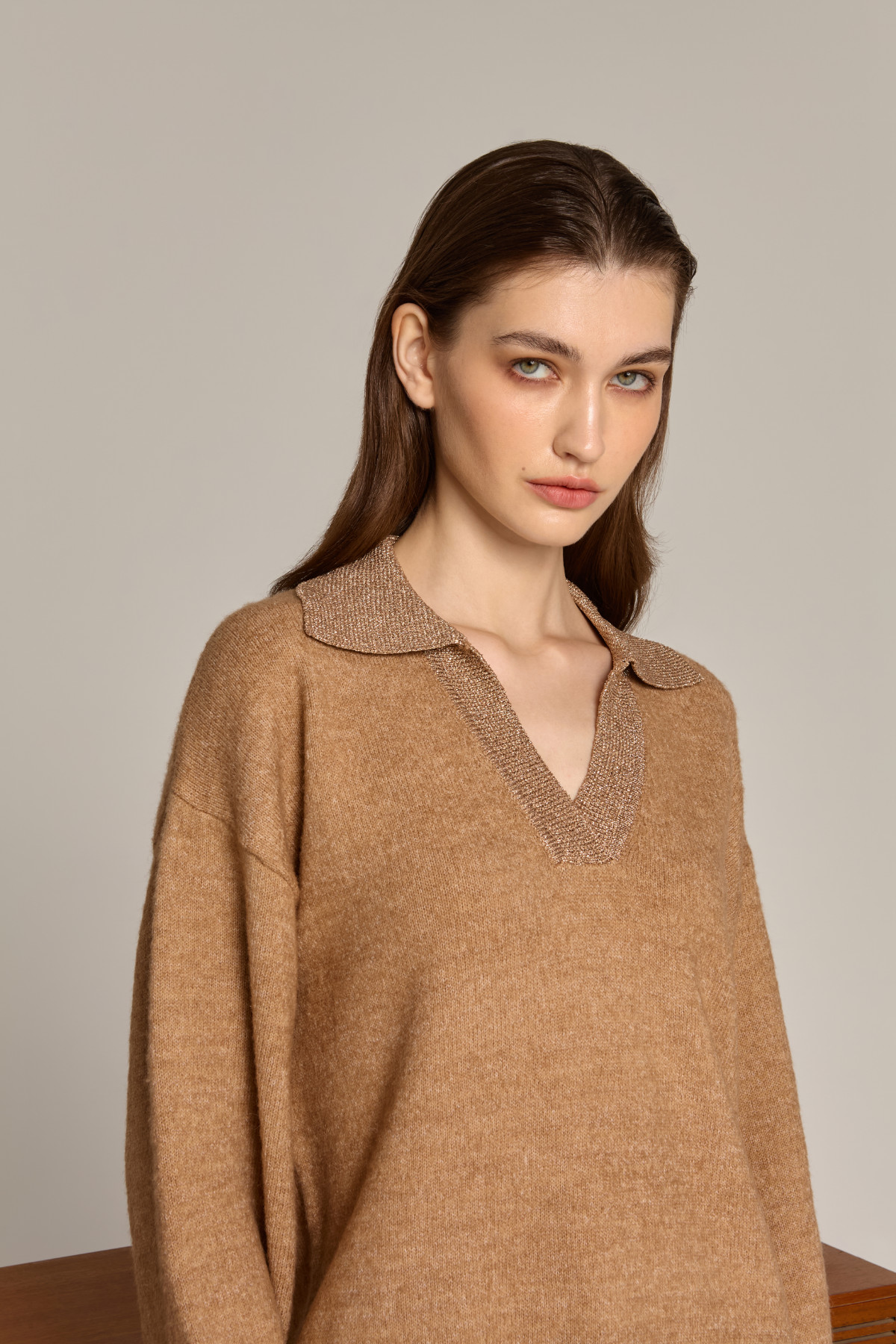 Πουλόβερ Marina V σε ζεστή camel απόχρωση με λεπτομέρειες λάμψης