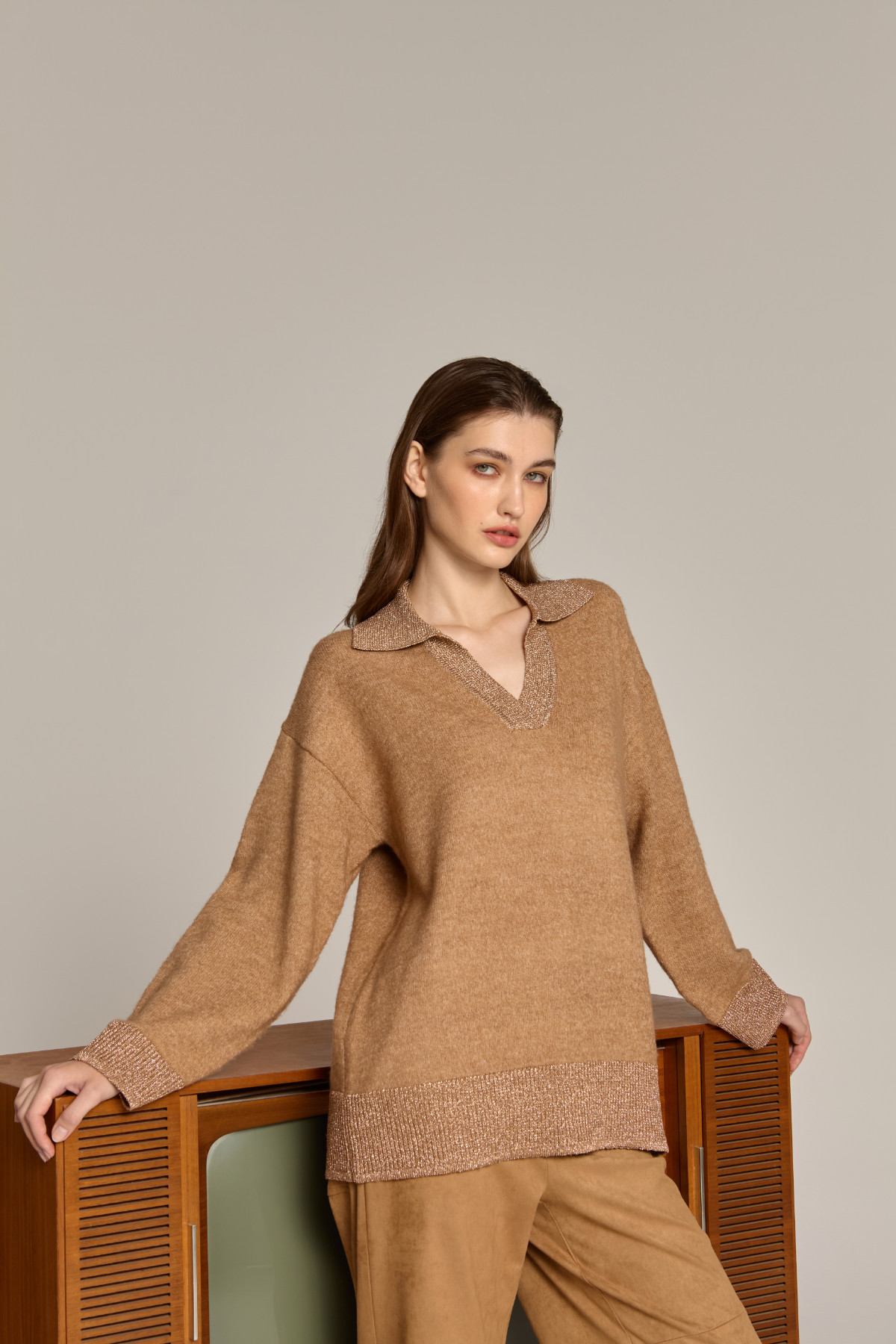 Πουλόβερ Marina V σε ζεστή camel απόχρωση με λεπτομέρειες λάμψης