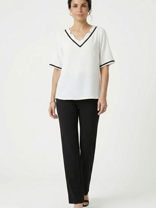 Εκρού V-Neck Κοντομάνικη Μπλούζα με Contrast Λεπτομέρειες